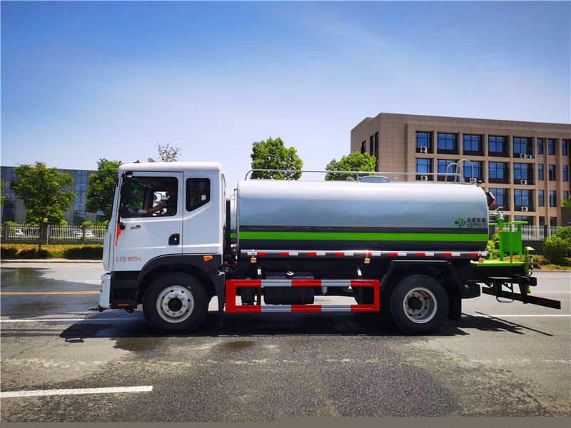 東風(fēng)D9新款10-12噸環(huán)衛(wèi)灑水車--國六系列