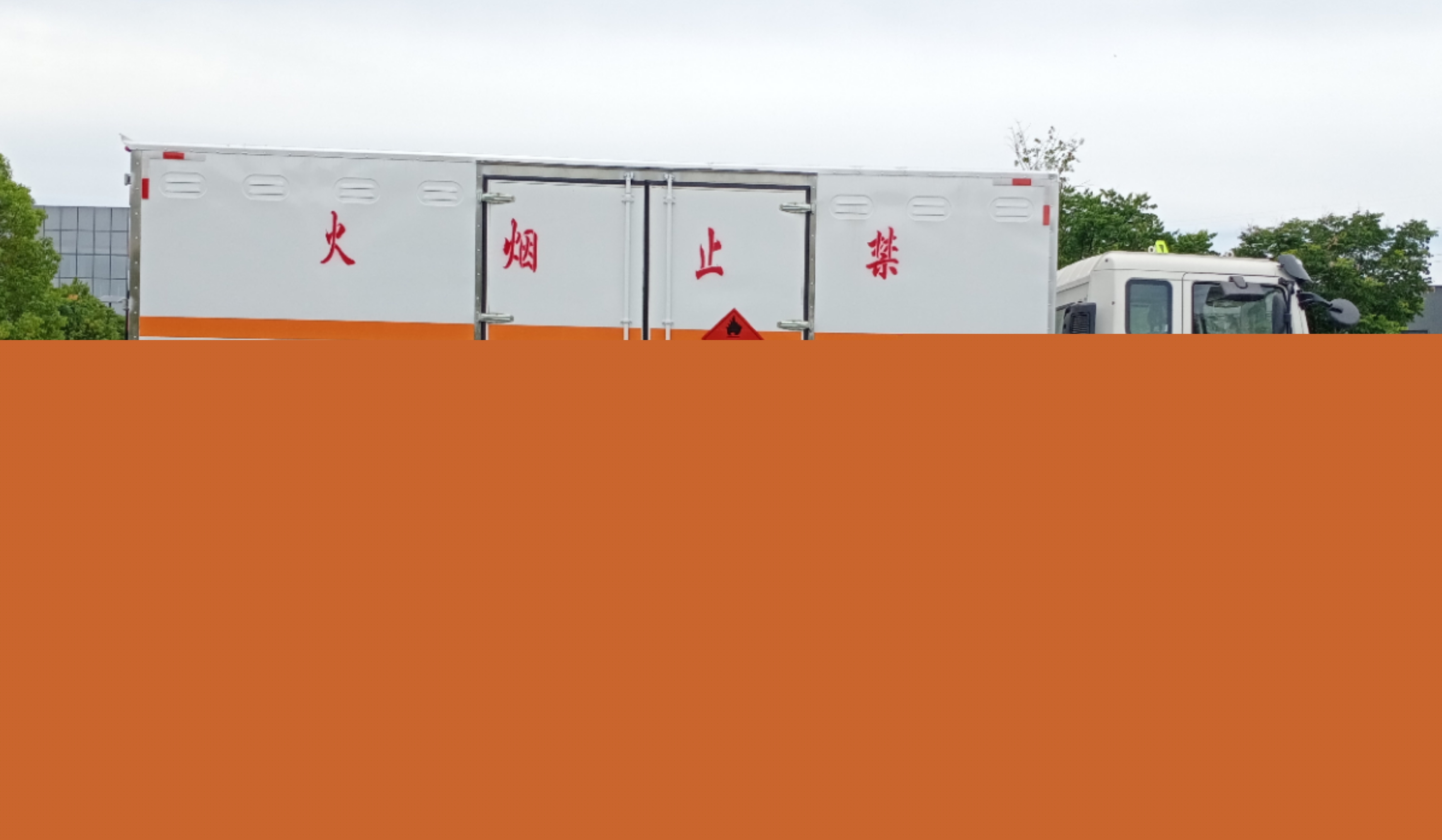 東風錦程6.8米液體廂式運輸車