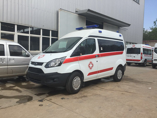 國(guó)六福特全順短軸中頂柴油版救護(hù)車